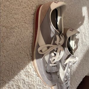 Brooks tennis shoes sz 10